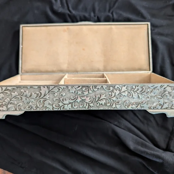 Beautiful Silver Decorative Jewelry/Trinket Box